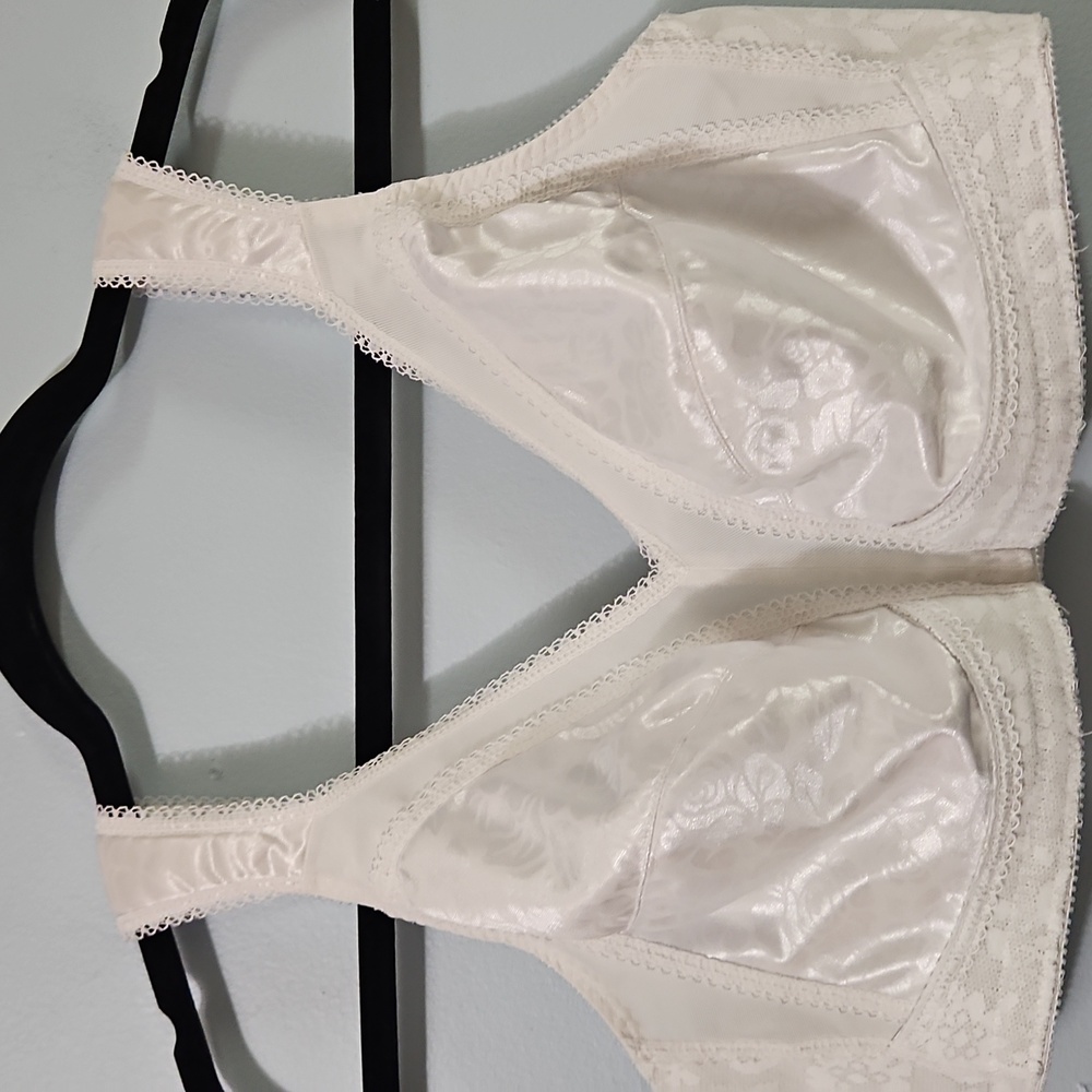 Playtex 4593 Cream White Satin Lace Wire Free Full Coverage Bra Size 40C
